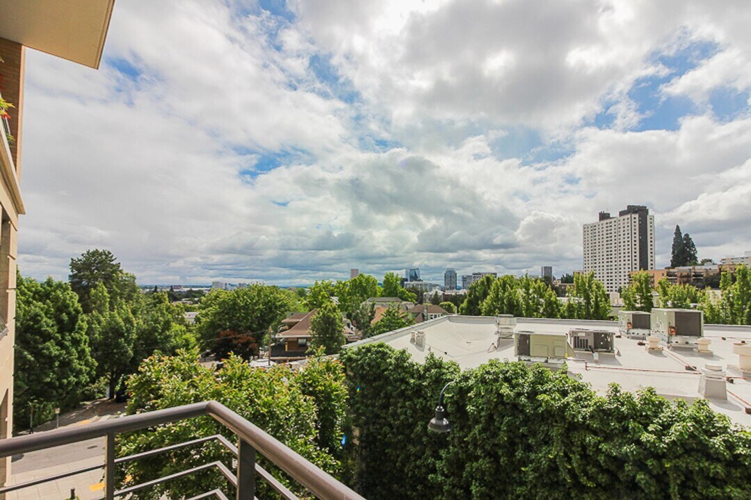 2351 NW Westover Rd in Portland, OR - Building Photo