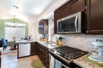 9094 Chantal Way in Sacramento, CA - Building Photo - Building Photo
