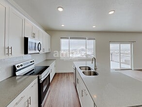 1287 N Wagon Wy in Spanish Fork, UT - Foto de edificio - Building Photo