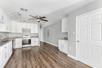 520 E Defee Ave in Baytown, TX - Building Photo - Building Photo