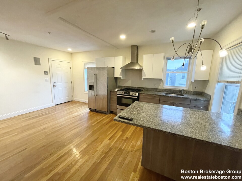 128 Hillside St, Unit 3 in Boston, MA - Building Photo