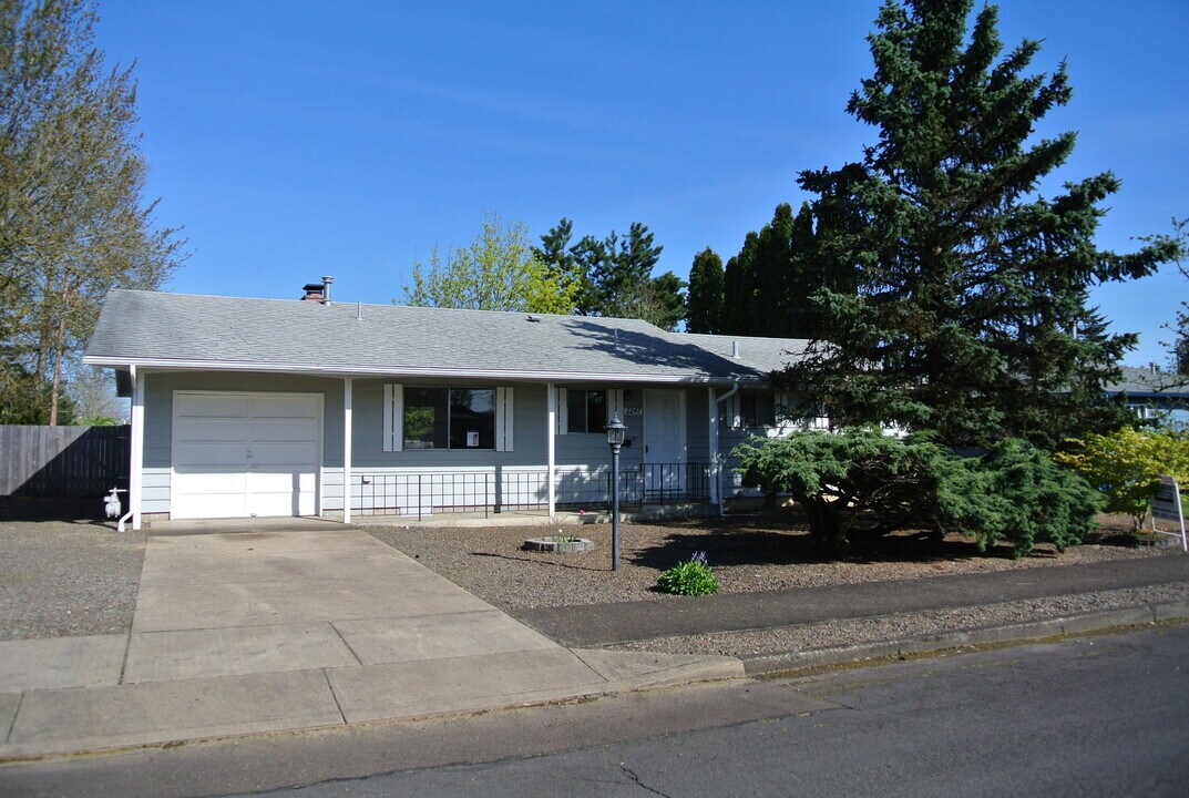 2247 NW Dixon St in Corvallis, OR - Building Photo