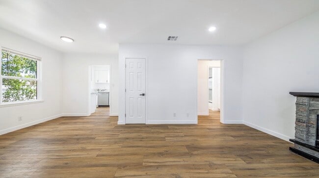 5816 Kester Ave in Van Nuys, CA - Building Photo - Building Photo