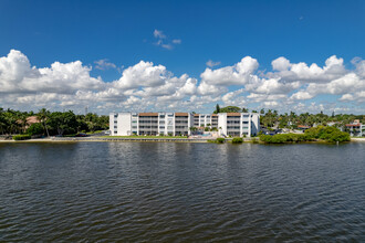 Palm Lake Condo in Lake Worth, FL - Foto de edificio - Building Photo