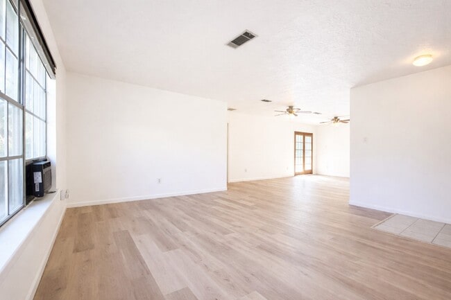 1220 Kelving Way in Wharton, TX - Building Photo - Building Photo