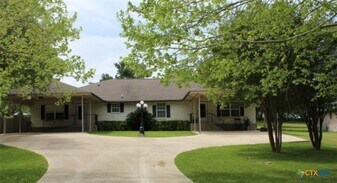 182 Oak Terrace in Seguin, TX - Building Photo