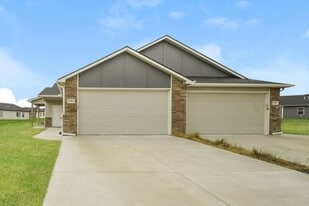 5782 E Bristol Cir in Bel Aire, KS - Building Photo