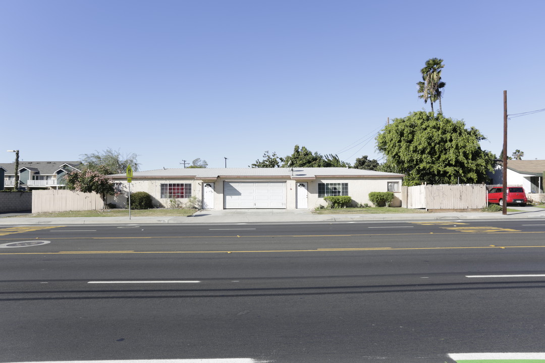 402 S Newhope St in Santa Ana, CA - Building Photo