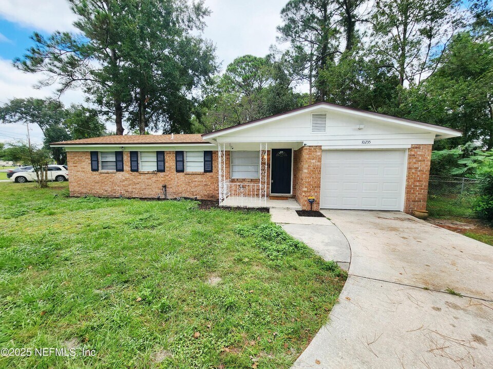 10235 Monaco Dr in Jacksonville, FL - Building Photo