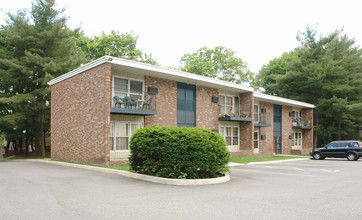 Vassar Garden Apartments in Poughkeepsie, NY - Building Photo - Building Photo