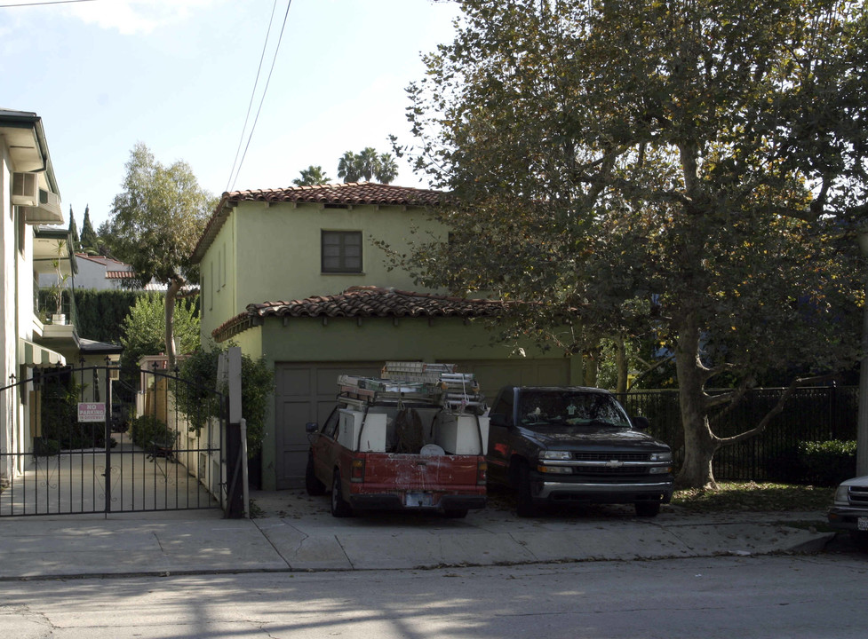 2320 N Beachwood Dr in Los Angeles, CA - Foto de edificio