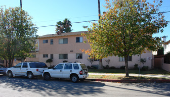 9415 Sylmar Ave in Panorama City, CA - Foto de edificio - Building Photo