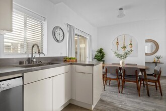 4301 Fulton Ave, Unit Apt 305 in Los Angeles, CA - Foto de edificio - Building Photo