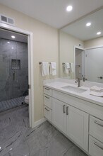 21500 Califa St in Woodland Hills, CA - Building Photo - Building Photo