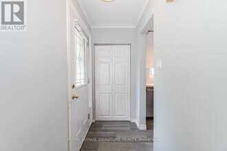 591 Turner Dr in Burlington, ON - Building Photo - Building Photo