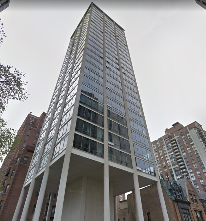 1300 N Astor St in Chicago, IL - Building Photo