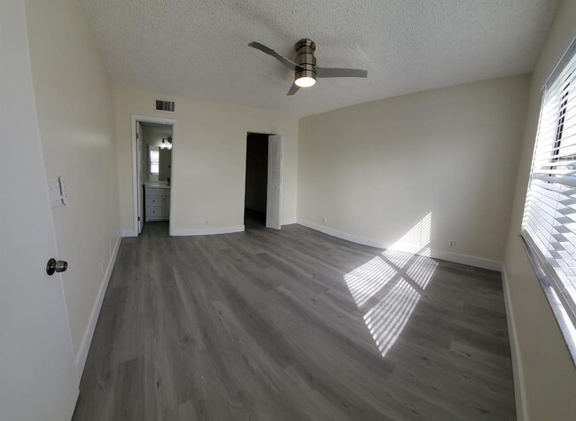 10013 Winding Lake Rd, Unit 107 in Sunrise, FL - Foto de edificio - Building Photo