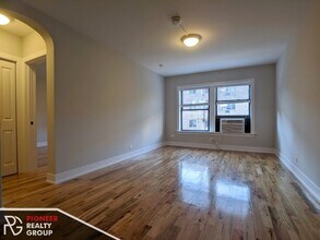 560 W Arlington Pl, Unit 310 in Chicago, IL - Building Photo - Building Photo
