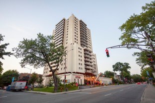 Le St-Laurent Apartments in Québec, QC - Building Photo