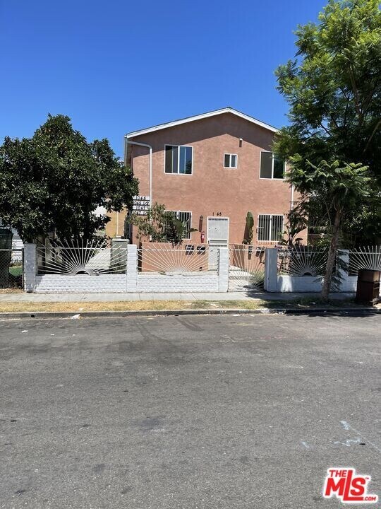 1045 E 20th St in Los Angeles, CA - Building Photo
