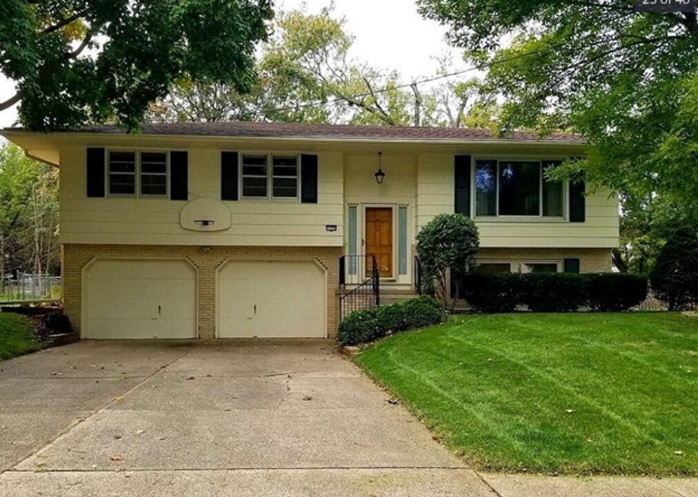 1122 33rd St in West Des Moines, IA - Building Photo