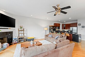 921 N Damen Ave, Unit 3 in Chicago, IL - Building Photo - Building Photo