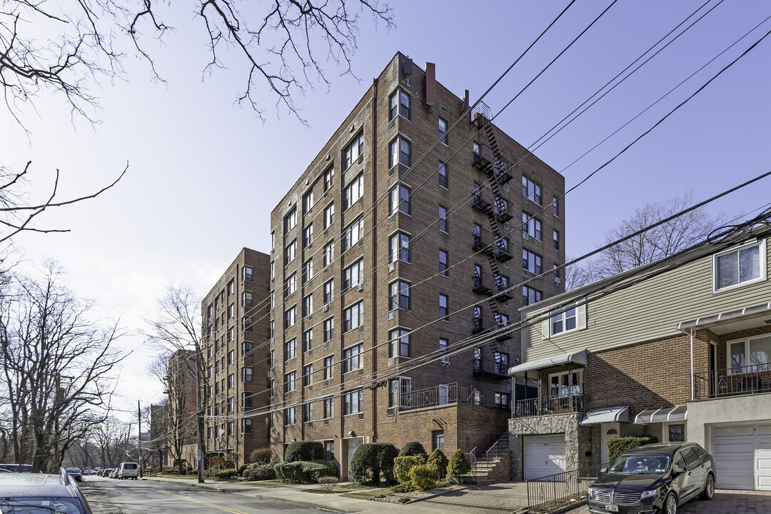 Park Crest in Yonkers, NY - Building Photo