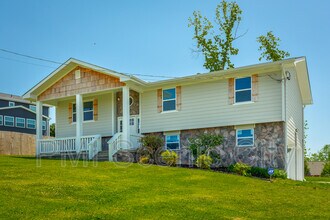 8128 Fallen Maple Dr in Chattanooga, TN - Foto de edificio - Building Photo