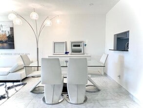 5051 W Oakland Park Blvd in Lauderdale Lakes, FL - Building Photo - Building Photo