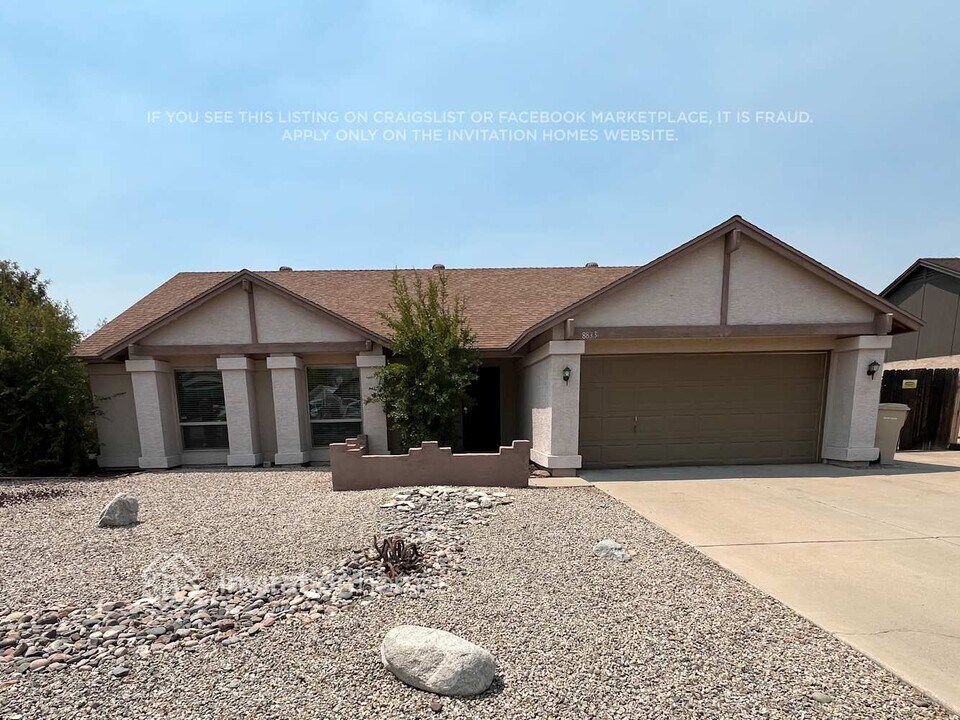 8833 W Vogel Ave in Peoria, AZ - Foto de edificio