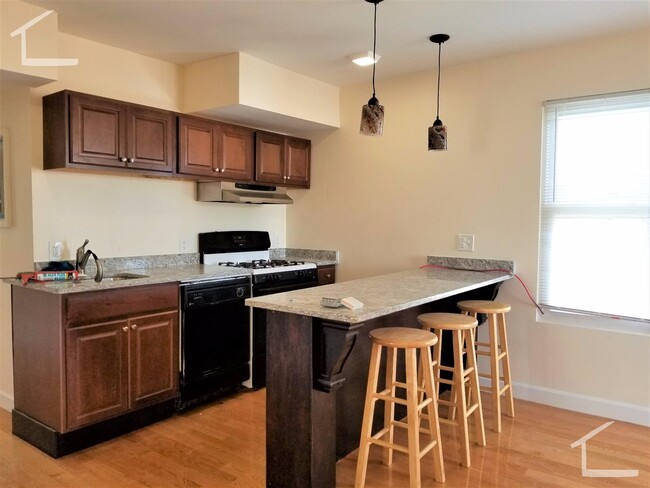 21 Weitz St, Unit 3 in Boston, MA - Foto de edificio - Building Photo