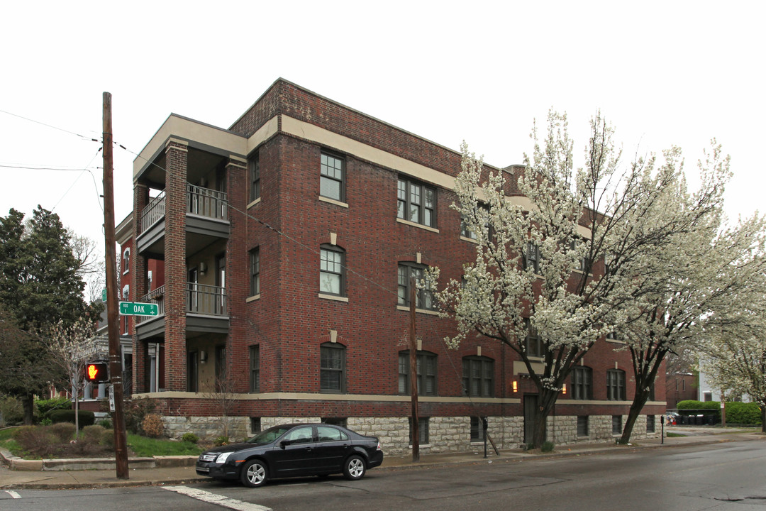 105 E Oak St in Louisville, KY - Building Photo