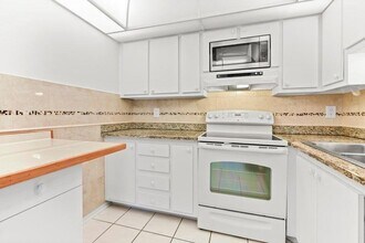 345 W Laurel Dr, Unit 2M in Margate, FL - Building Photo - Building Photo