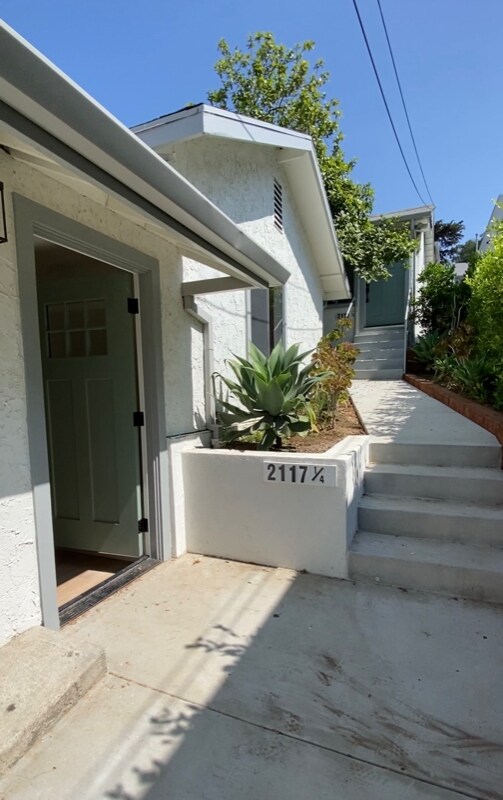 2117 Aaron St-Unit -14 in Los Angeles, CA - Foto de edificio - Building Photo