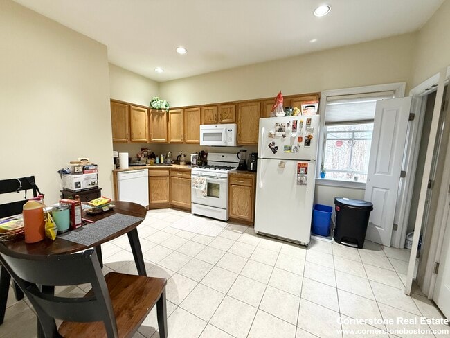 36 Hawthorne St, Unit 1