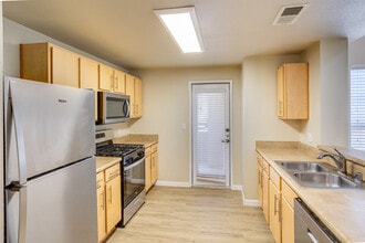 de Tolosa Ranch Apartments in San Luis Obispo, CA - Foto de edificio - Building Photo