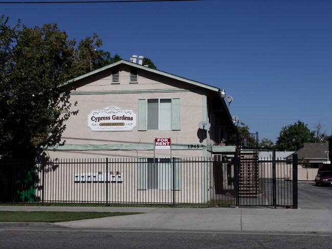 Cypress Gardens Apartments in Riverside, CA - Foto de edificio - Building Photo