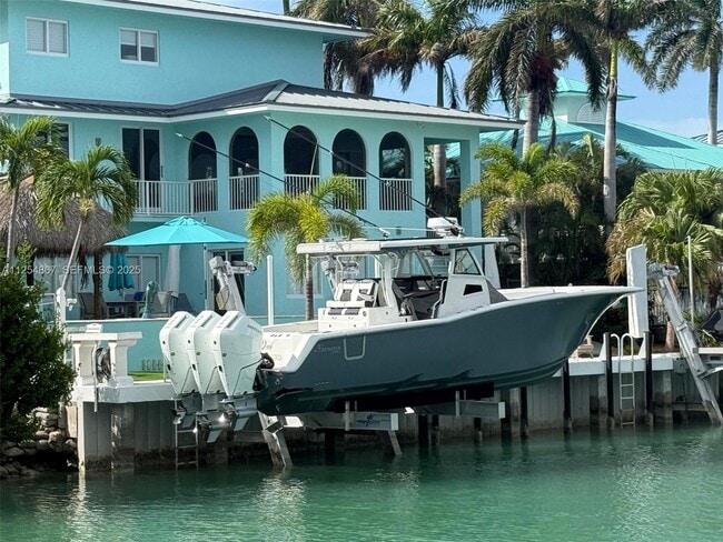 property at 124 Indies Dr S