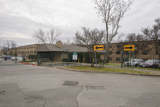 Fowler Christian Apartments in Dallas, TX - Foto de edificio - Building Photo