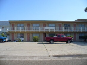 112-116 E Ling St in South Padre Island, TX - Foto de edificio - Building Photo