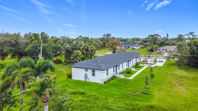 260 Rotonda Blvd W in Rotonda West, FL - Building Photo - Building Photo