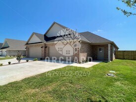 580 Bradford Dr in Springdale, AR - Building Photo