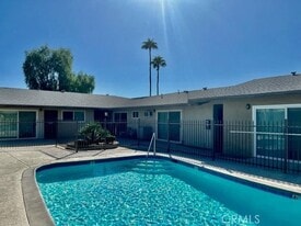 685 E Vista Chino, Unit 7 in Palm Springs, CA - Building Photo