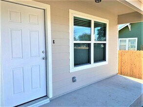 404 Sloan St-Unit -B in Taylor, TX - Building Photo - Building Photo