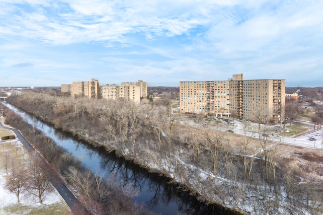 Winston Towers in Chicago, IL - Building Photo - Building Photo