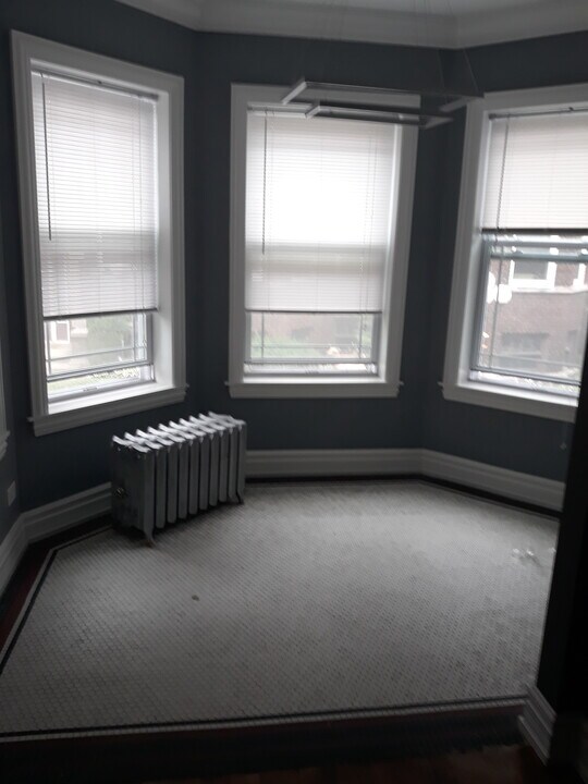 835 W Cornelia Ave, Unit 1S in Chicago, IL - Building Photo