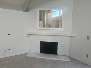 15 N San Marcos Rd, Unit A in Santa Barbara, CA - Foto de edificio - Building Photo