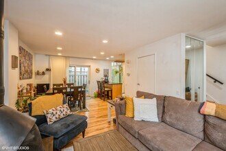 2103 N Larrabee St in Chicago, IL - Building Photo - Building Photo