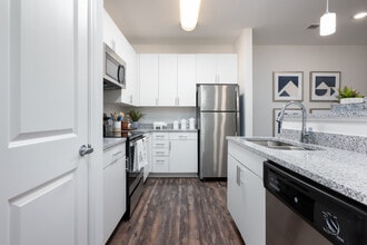 Buckhill Village in Burlington, NC - Foto de edificio - Interior Photo