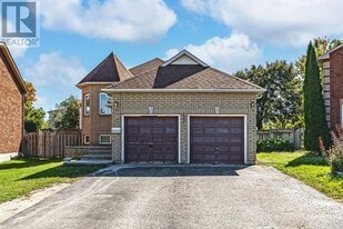 9 Kestrel Ct in Barrie, ON - Building Photo